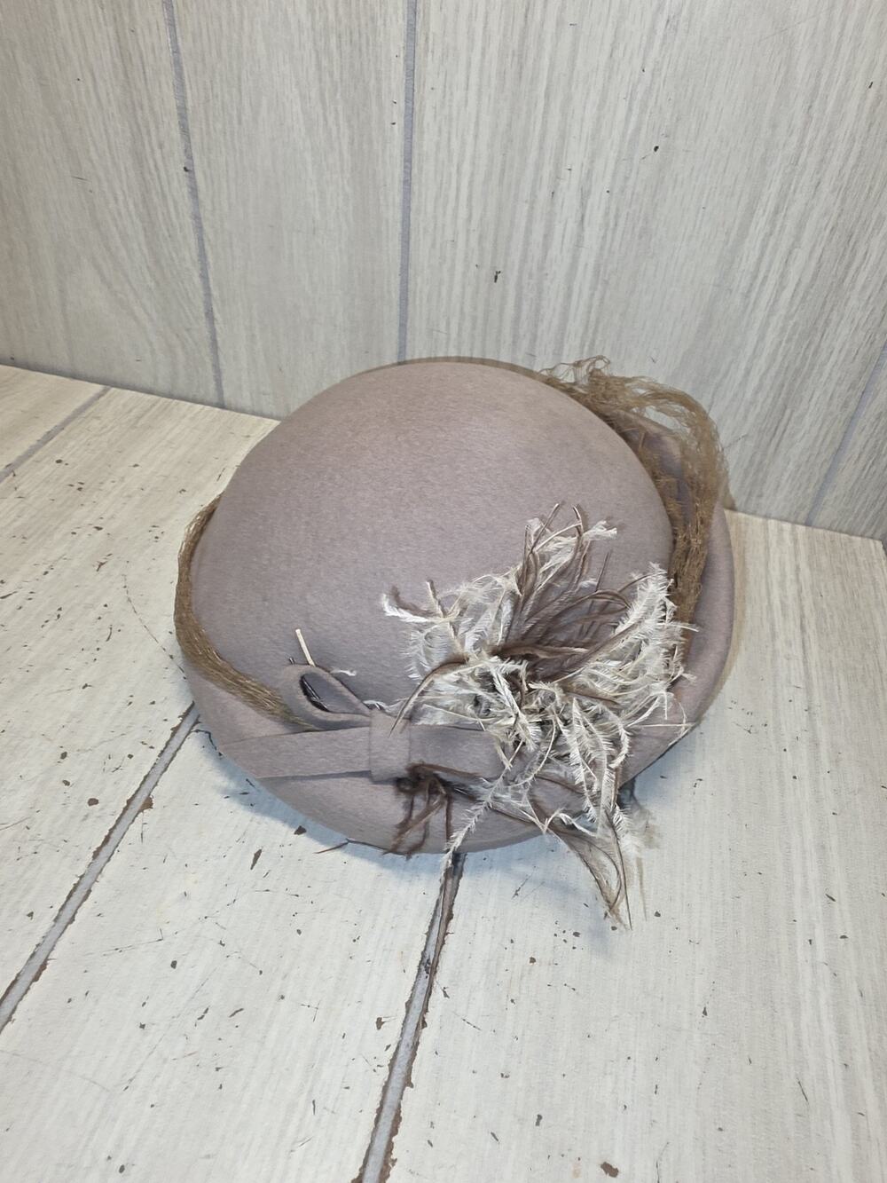 Vtg 50s Taupe 100% Wool Women's Hat Molded Crown Fabric Bow Feathers Netting
